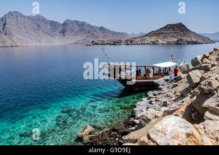 Eine typische arabisch Dhow mit Touristen Liegeplatz im Telegraph Insel im Fjord von Musandam-Halbinsel, Sultanat von Oman. Stockfoto