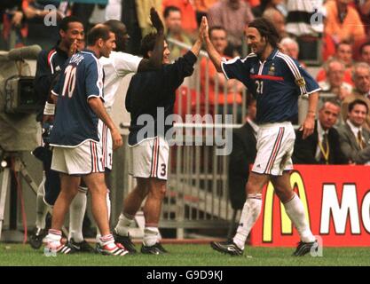 Frankreich ersetzt Thierry Henry, Zinedine Zidane, Lilian Thuram und Bixente Lizarazu gratulieren Torschütze Christophe Dugarry Stockfoto