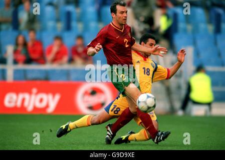 Der portugiesische Jorge Costa (l) lässt den Ball auslaufen Spielen Sie, wie Rumäniens Ioan Ganea (r) sucht nach einer freien Tritt Stockfoto