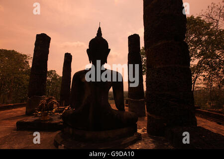 der Wat Saphan Hin in der Historical Park in Sukothai in der Provinz Sukhothai im Norden von Bangkok in Thailand, Süd Stockfoto