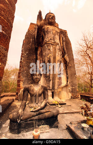 der Wat Saphan Hin in der Historical Park in Sukothai in der Provinz Sukhothai im Norden von Bangkok in Thailand, Süd Stockfoto