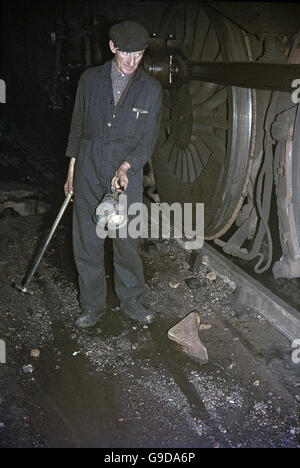 Eine Lokomotive Monteur komplett mit Hammer und Karbid Lampe. Rose Grove Depot, Burnley auf Dienstag, 18. Juni 1968. Stockfoto