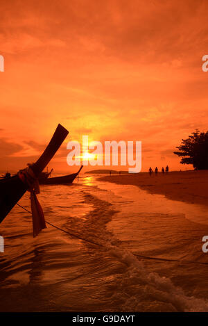 Der Hut Phra Nang Strand von Railay in der Nähe von Ao Nang außerhalb der Stadt Krabi auf der Andamanensee im Süden von Thailand. Stockfoto
