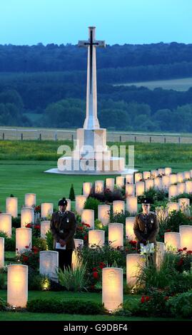 Soldaten stehen unter beleuchteten Kriegsgräber während einer Militär-geführten Mahnwache zum Gedenken an den 100. Jahrestag des Beginns der Schlacht an der Somme bei Thiepval-Denkmal auf die fehlende als Teil des Gedenkens an den hundertsten Jahrestag der Schlacht an der Somme bei der Commonwealth War Graves Kommission Thiepval Memorial in Thiepval, Frankreich, wo 70.000 britischen und Commonwealth-Soldaten mit kein bekanntes Grab gedacht sind. Stockfoto