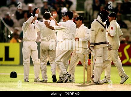 Cricket - Dritter Cornhill Versicherungstest - England gegen Westindien - erster Tag. England feiert nach dem Wicket der West Indies' Wavell Hinds, der vom englischen Alec Stewart beim Bowling von Dominic Cork gefangen wurde Stockfoto