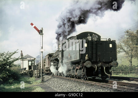 Ein BR standard 4 4 – 6 – 0 übergibt Scout grün Stellwerk, während eine schwere Fracht Shap Bank banking. Stockfoto