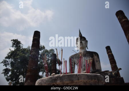 Weihrauch brennen vor Buddha-statue Stockfoto