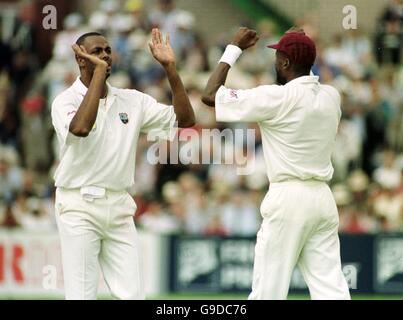 Cricket - Dritter Cornhill Versicherungstest - England gegen Westindien - Dritter Tag. Courtney Walsh (l) von West Indies feiert mit Cortly Ambrose (r), nachdem er den englischen Marcus Trescodick gekegelt hat Stockfoto