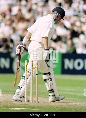 Cricket - Dritter Cornhill Versicherungstest - England gegen Westindien - Dritter Tag. Der englische Craig White beginnt, das Feld zu verlassen, nachdem er von Reon King von West Indies ausgebowelt wurde Stockfoto