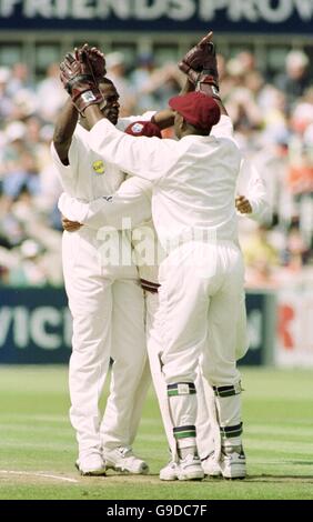 West Indies' Reon King (l) feiert mit Teamkollege Ridley Jacobs (r) nach dem Bowlen aus England Craig White Stockfoto