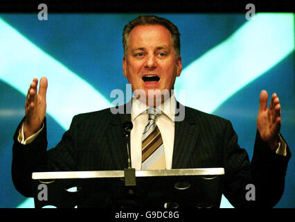 First Minister Jack McConnell stellt Fragen während einer Pressekonferenz im St Andrews House, Edinburgh. Stockfoto