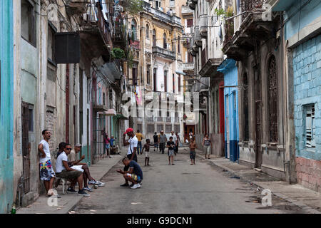 Straßenszene mit typischen Häusern, alten Havanna, Kuba Stockfoto