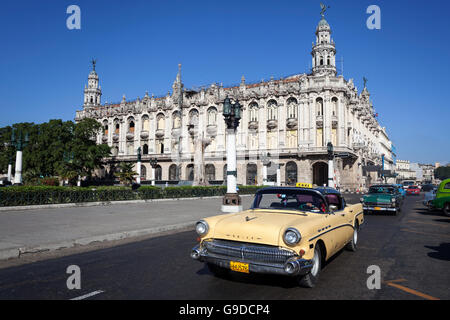 Straße Landschaft, Oldtimer Fahrt vor Gran Teatro De La Habana Alicia Alonso auf den Prado, Havanna, Kuba Stockfoto