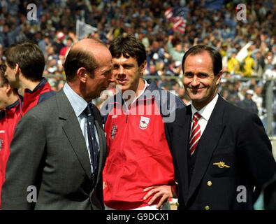 Der Arsenal-Manager George Graham (R) stellt sein Team vor dem Duke of Kent vor, bevor es am Mittwoch im Wembley Stadium das FA Cup-Finale zwischen Arsenal und Sheffield gibt. Der Spieler ist David O'Leary von Arsenal. Das Spiel wurde 1:1 gezogen. Stockfoto