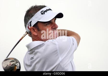 Irlands Paul McGinley schlägt sich während der ersten Runde der Smurfit Kappa European Open im K Club, County Kildare, Irland ab. Stockfoto