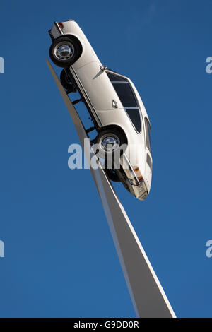 911 F-Modell von 1970 auf einem weißen Sockel, Teil der Skulptur Inspiration 911, Künstler Gerry Judah vor Porsche Museum Stockfoto