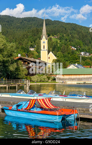 Tret- und Elektroboote am Steg, Kirche St. Sixtus, Markt Schliersee, Upper Bavaria, Bavaria, Germany Stockfoto