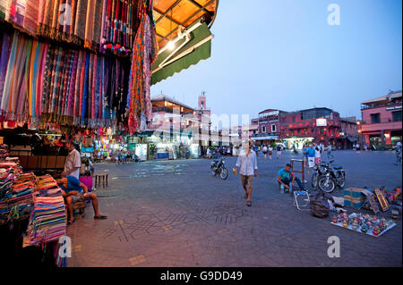 Djemaa el-Fna Platz, UNESCO-Weltkulturerbe und Souks oder Märkte, Marrakesch, Marokko, Nordafrika, Afrika Stockfoto