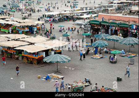 Treiben auf dem Platz Djemaa el-Fna Platz, UNESCO-Weltkulturerbe in Marrakesch, Marokko, Nordafrika, Afrika Stockfoto