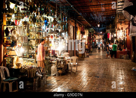 Gasse mit Lampenladen in den Souks oder Märkte, Marrakesch, Marokko, Nordafrika, Afrika Stockfoto