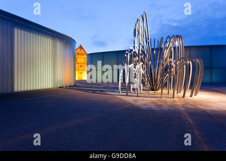 Stihl Galerie auf der linken Seite, Kunstschule Unteres Remstäler Schule der Künste auf der rechten Seite, Skulptur von Olafur Eliasson, Waiblingen Stockfoto