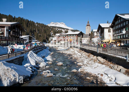 Hotels in der Stadtzentrum, Lech-Fluss Lech bin Arlberg, Vorarlberg, Österreich, Europa Stockfoto