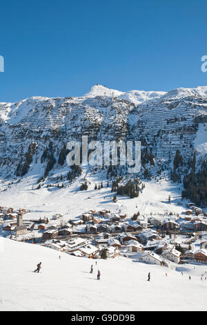 Skifahrer, Snowboarder auf einem Ski Piste, Lech am Arlberg, Vorarlberg, Österreich, Europa Stockfoto