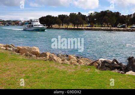 Mandurah, WA, Australien-März 7, 2014:Yacht mit Leuten, die Bootstouren durch die glitzernde Kanäle in den Wasserstraßen von Mandurah, Western Australia. Stockfoto