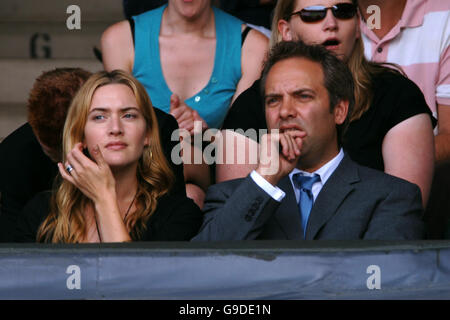 Tennis - Wimbledon Championships 2006 - All England Club - Dameneinzel - Halbfinale - Justine Henin-Hardenne gegen Kim Clijsters. Die Schauspielerin Kate Winslet und ihr Mann Sam Mendes Stockfoto