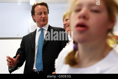 David Cameron trifft auf die Klassenlehrerin Louise Price (Mitte) und die Schülerin Hayley Lucas an der Marlborough School in Sidcup, Kent, die sich um schwere, tiefgreifende und komplexe Lernbedürfnisse kümmert. Stockfoto