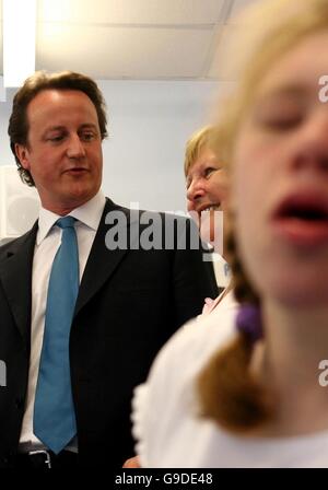 Cameron besucht besondere Bedürfnissen Schule Stockfoto