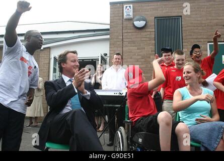 David Cameron kommt zu Mitarbeitern und Schülern der Marlborough School in Sidcup, Kent, die sich um schwere, tiefgehende und komplexe Lernbedürfnisse kümmert. Stockfoto