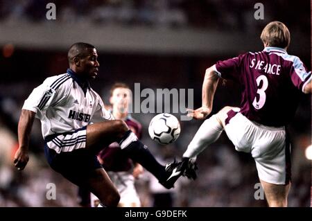 Fußball - FA Carling Premiership - Tottenham Hotspur gegen West Ham United. Les Ferdinand von Tottenham Hotspur (l) kämpft mit Stuart Pearce von West Ham United um den Ballbesitz (r) Stockfoto