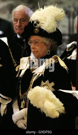 Die britische Königin Elizabeth II. Und der Herzog von Edinburgh verharren in einem zweiminütigen Schweigen zur Erinnerung an die im vergangenen Jahr in London verübten Opfer von Terroranschlägen beim Thistle Service in der St. Giles Cathedral in Edinburgh. Stockfoto