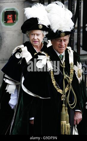 Die britische Königin Elizabeth II. Und der Herzog von Edinburgh kommen zum Thistle Service in der St. Giles Cathedral in Edinburgh, um ein zweiminütiges Schweigen zur Erinnerung an die Opfer der Londoner Terroranschläge im letzten Jahr zu beobachten. Stockfoto