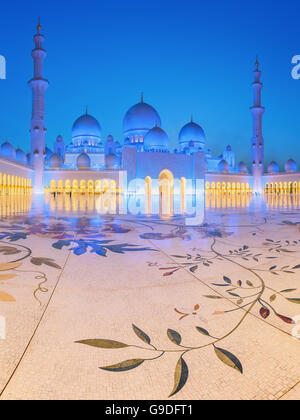 Sheikh Zayed Grand Moschee in der Abenddämmerung, Abu Dhabi, Vereinigte Arabische Emirate Stockfoto