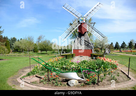 Windmühle auf Veldheer Hof während der Zeit Tulpenfest in Holland, Michigan, USA Stockfoto