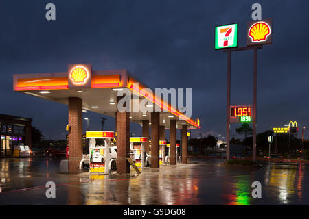 Shell-Tankstelle in der Nacht Stockfoto