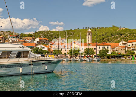 Die Stadt Skradin, der Fluss Cikola, jenseits von Sibenik und Beginn der Krka Nationalpark, Kroatien. Stockfoto