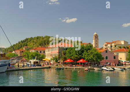 Die Stadt Skradin, der Fluss Cikola, jenseits von Sibenik und Beginn der Krka Nationalpark, Kroatien. Stockfoto