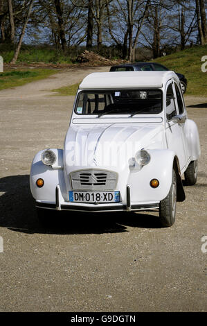 Citroen 2 cv geparkt auf der Straße in Mont de Marsan. Frankreich. Stockfoto