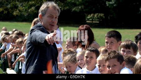 Der britische Premierminister Tony Blair spricht mit Kindern an der St. Charles Primary School während eines Besuchs in Spennymoor, County Durham. Stockfoto