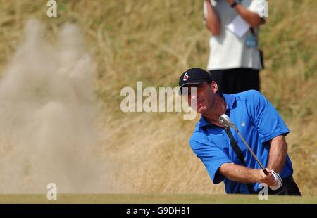 Golf - die 135. Open Championship 2006 - Tag zwei - Royal Liverpool - Hoylake. Der englische Nick Faldo spielt aus einem Bunker Stockfoto