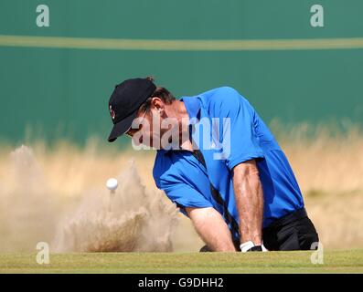 Golf - die 135. Open Championship 2006 - Tag zwei - Royal Liverpool - Hoylake. Der englische Nick Faldo spielt aus einem Bunker Stockfoto