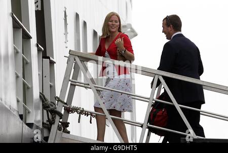 Peter Phillips und seine Freundin Autumn Kelly kommen zu einer einwöchigen Kreuzfahrt durch die Western Isles, um den 80. Geburtstag der Queen zu feiern, um auf der Hebriden Princess in Port Ellen auf Islay zu bestreiten. Stockfoto