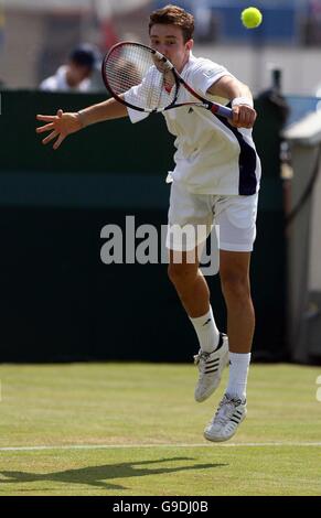 Der Großbritanniens Alex Bogdanovic im Einsatz gegen den israelischen Noam Okun während des Davis-Cup-Spiels im Devonshire Park, Eastbourne. Stockfoto