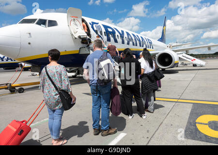 Fluggästen ein Ryanair-Flugzeug am Flughafen Stansted Essex Stockfoto