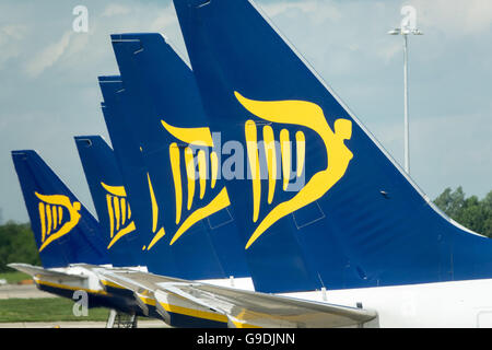 Fluggästen ein Ryanair-Flugzeug am Flughafen Stansted Essex Stockfoto