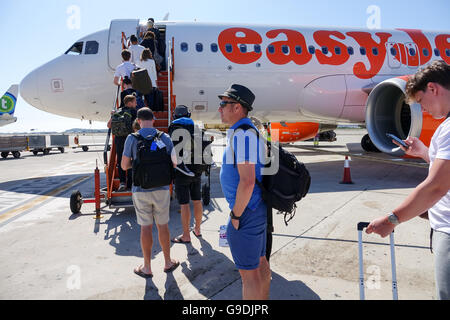 Urlauber, die einsteigen in eines Bereichs von EasyJet am Flughafen Ibiza, Spanien Stockfoto