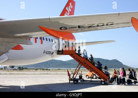 Urlauber, die einsteigen in eines Bereichs von EasyJet am Flughafen Ibiza, Spanien Stockfoto
